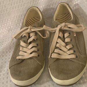 Taos Star women’s tan canvas low rise sneakers, size 10.
